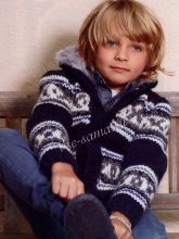 Тёплая куртка спицами с пушистым капюшоном