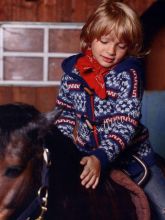 Вязаная куртка спицами с капюшоном