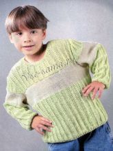 Зеленый пуловер с белой полосой