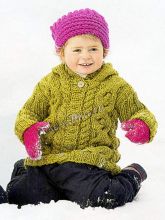 Зеленый жакет с капюшоном, шапка, варежки спицами