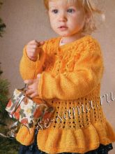 Желтый жакет спицами с бантиками