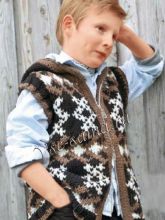 Жилет спицами с жаккардовым узором и капюшоном