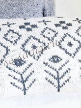 Белая подушка спицами с рисунком