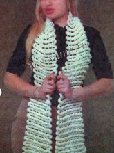 Белый шарф спицами из фасонной пряжи