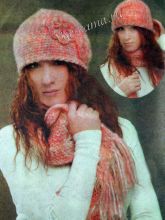 Две персиковые шапки и шарф крючком