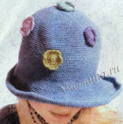 Голубая шляпа крючком с цветочками
