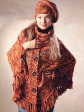 Меланжевое пончо на пуговицах и берет-таблетка