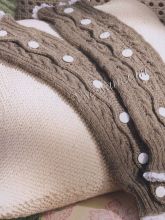 Митенки спицами с белыми кнопками