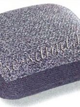 Подушка спицами с жемчужным узором