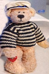 Полосатый свитер для медведя