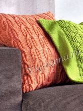 Розовая и зеленая подушки спицами