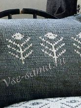 Серая подушка спицами с цветочками