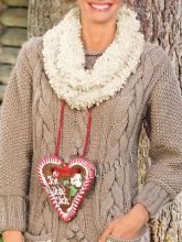 Удлинённый пуловер с косами и белый хомут, фото