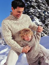 Пара: детский свитер и мужской свитер, фото