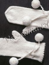 Белые варежки с помпонами, фото