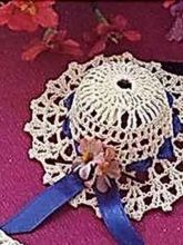 Белая шляпка с синей лентой