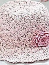 Розовая шляпка с цветком