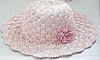 Розовая шляпка с цветком