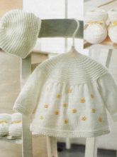 Белые платье шапочка и пинетки